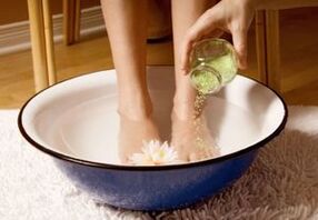 For people with nail fungus, it is useful to take baths with vinegar and salt. 
